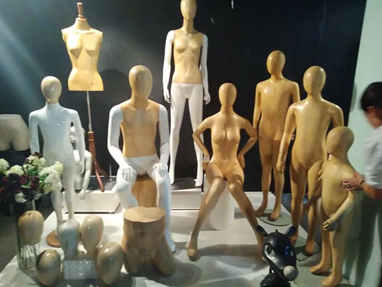 Stellen Sie die Hands Sitting Fiberglass Boy Schaufensterpuppe auf